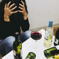 アルコール依存症の原因は？家族は治療に対してどう向き合うべきか